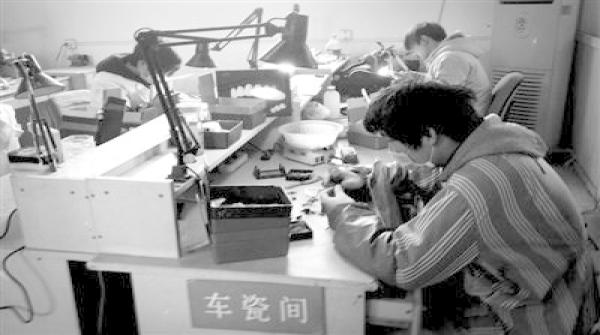 假牙抹鞋油图片