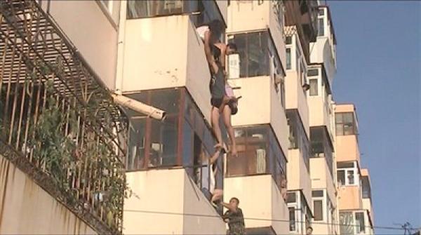  男子 拽住跳楼 轻生 女 中国好 邻居 获赞_中国青