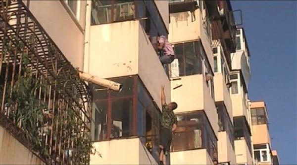  男子 拽住跳楼 轻生 女 中国好 邻居 获赞_中国青