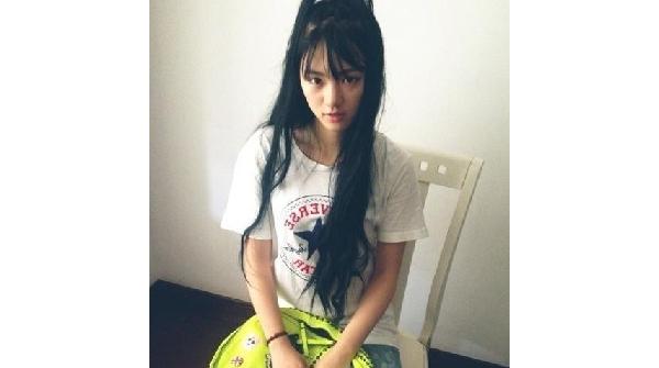 Jennywande:头发发量好少哦! joreya周:就是郑爽二呀! 陶子丹要心无旁骛:个人觉得清华奶茶什么的都弱了~ 铭游子夜:这武大女神的评判标准和评判方式是怎么样的?怎么在学校里没听说过,反而在新闻里看到?!疑又是包装和炒作…… 鱼腥腥腥:最近不是#人大女神#就是#武大女神# 反正是各种女神出没 这是个美女与帅哥的天下啊 这让我们这些长相平平的人怎么混? 以后少出门做个技术宅麽?